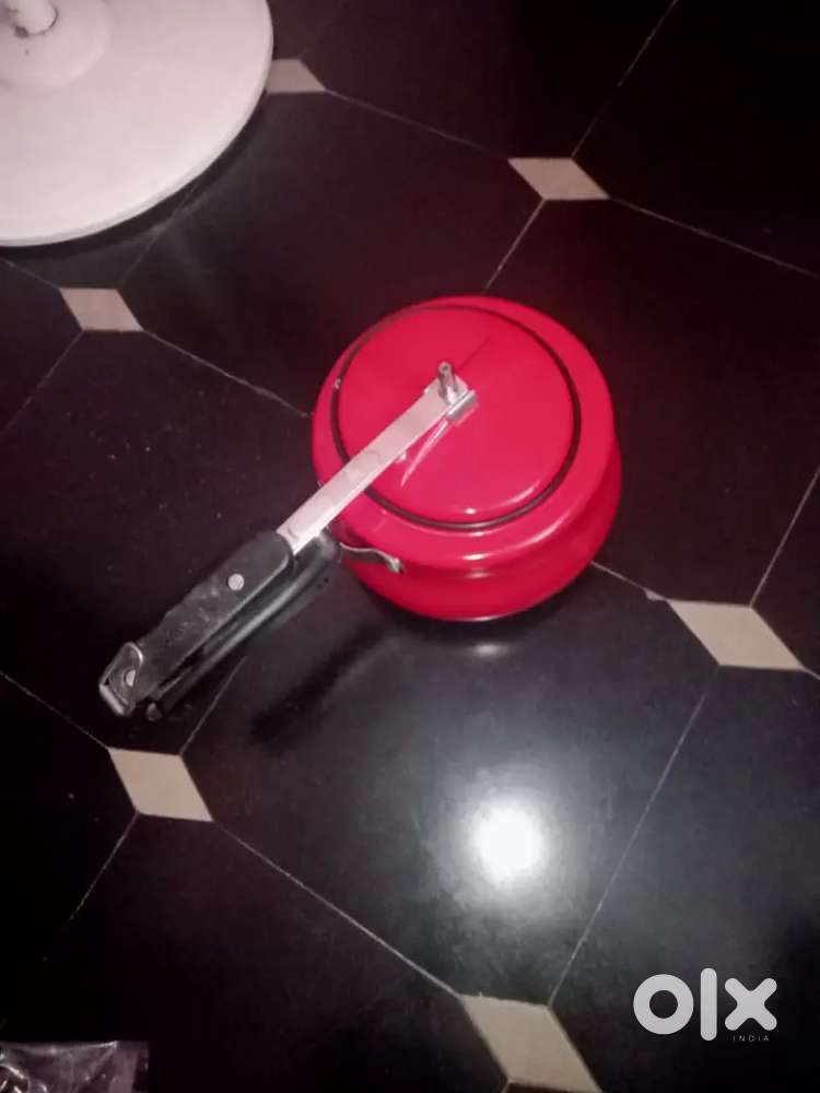Brand new 3liter cooker, kadai and rice strainer