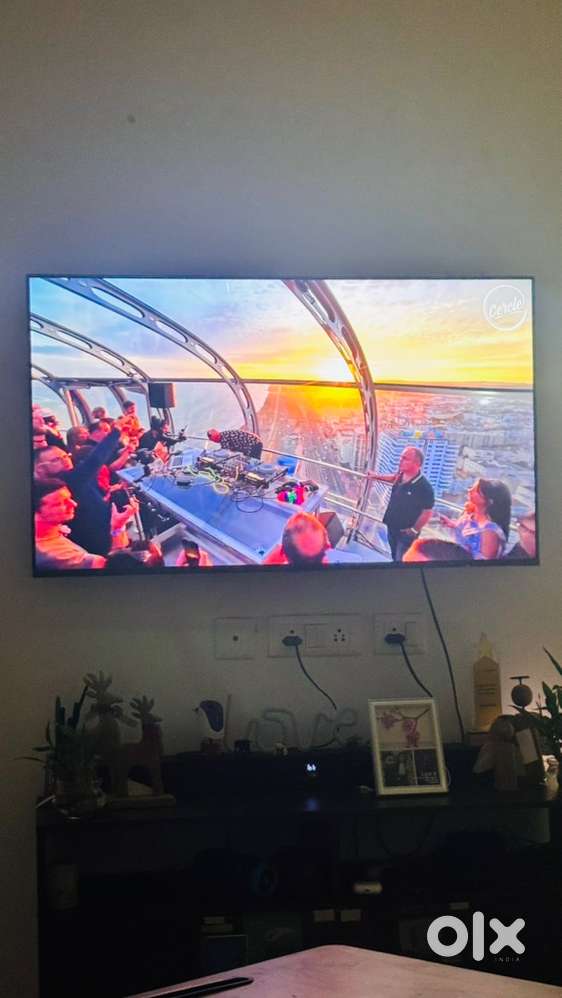 One plus 50 inch 4K TV 2 years old with moveable mount