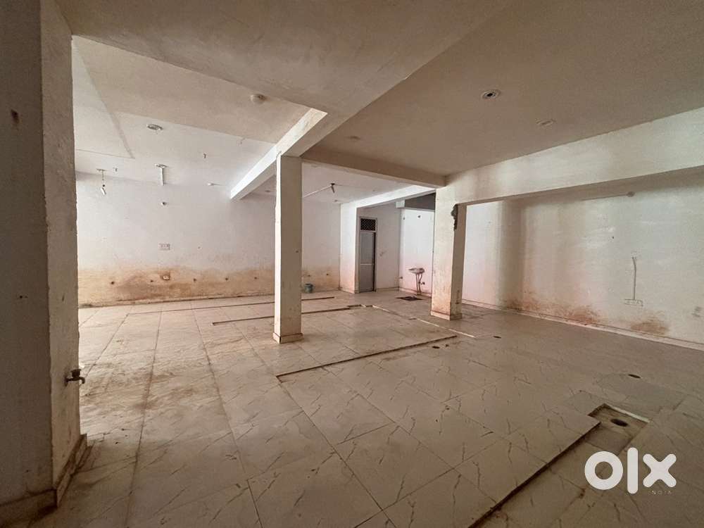 1500sq.ft hall for godown use available for rent in Aishbagh