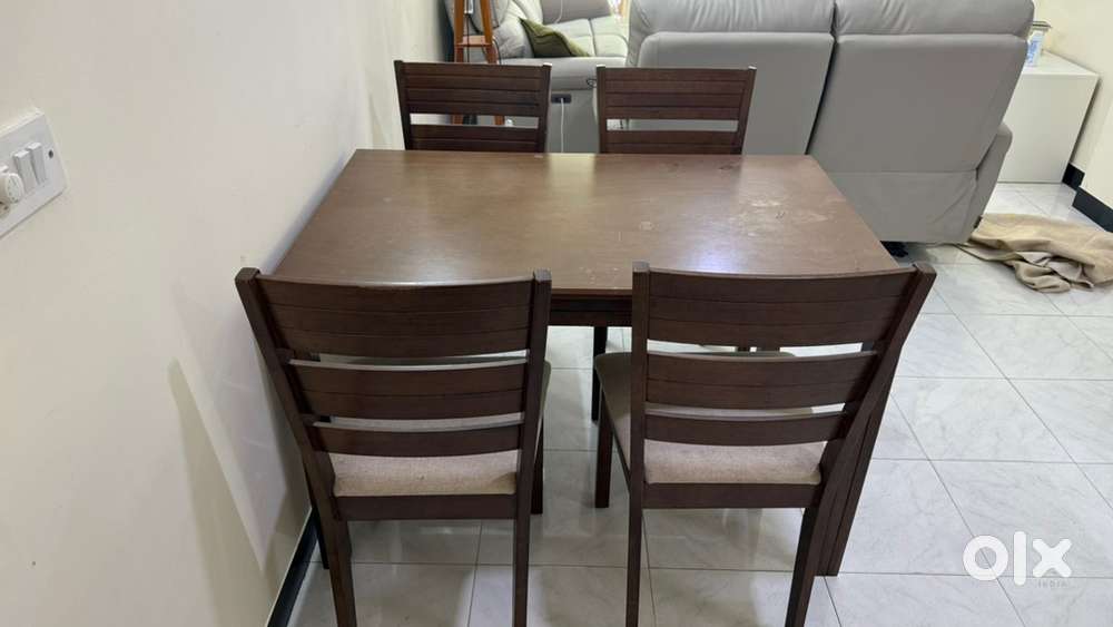 4-seater dining table from HomeCenter