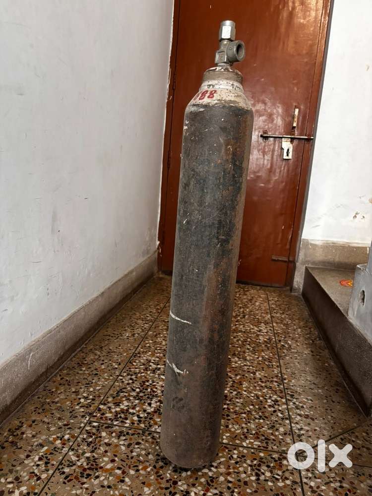 Oxygen cylinder