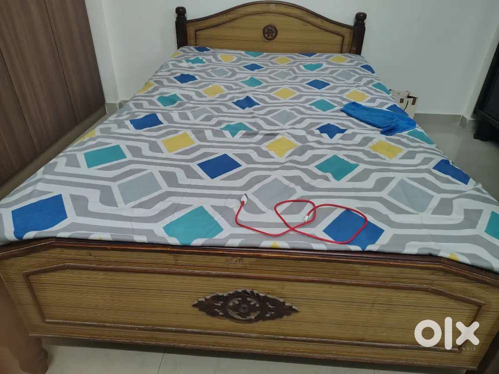 Diwan and Single Wooden Cot