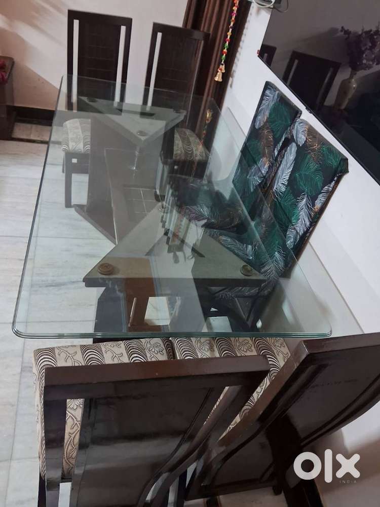 सागौन की लकड़ी की डाइनिंग टेबल साथ में 6 चेयर