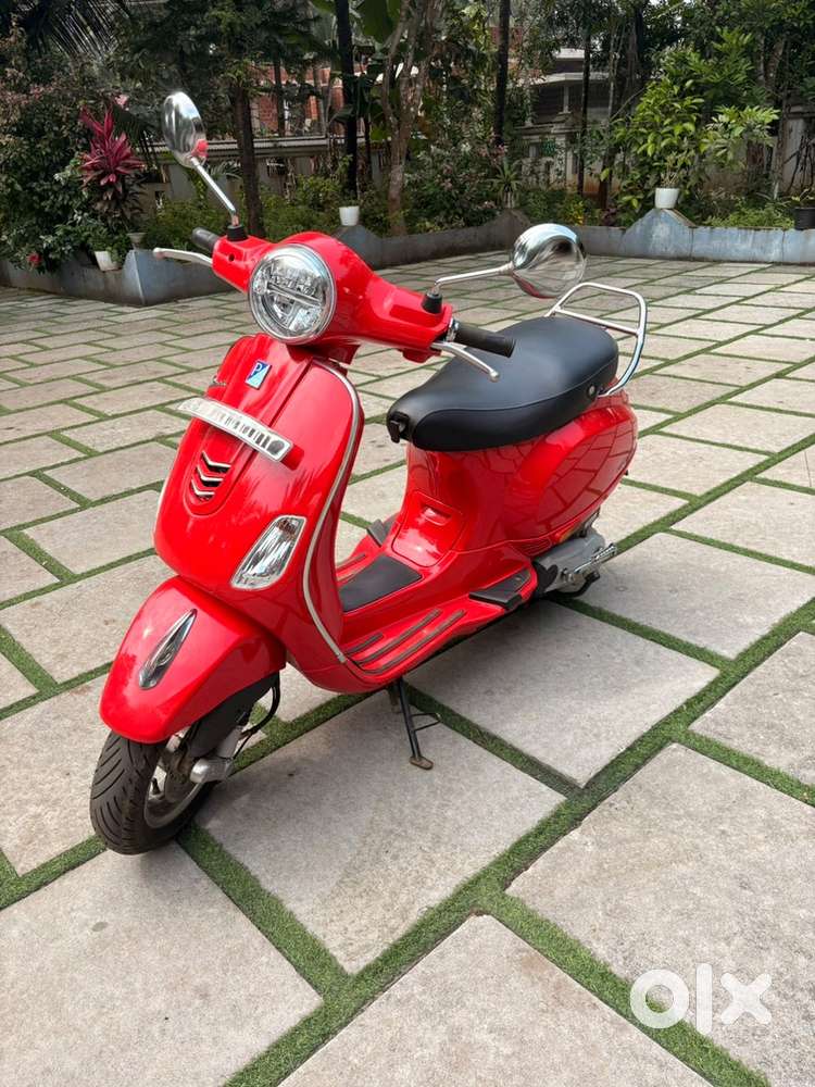 Vespa Vxl 125cc 2024 model in new condition, low kms, red dragon color