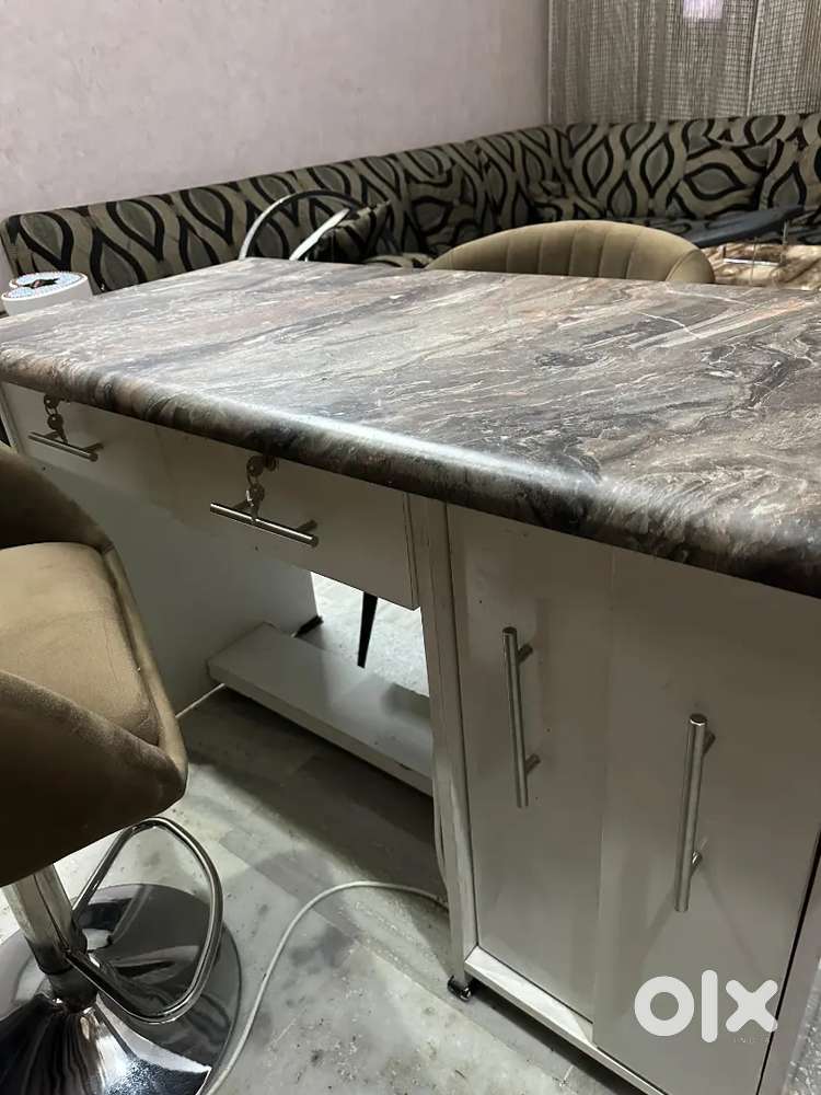 Nail extensions table