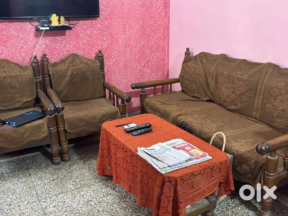 5 seater sofa and center table