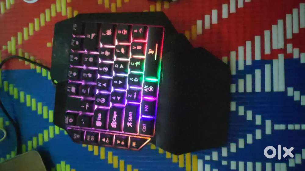 One hand i keyboard and mouse and usb hub