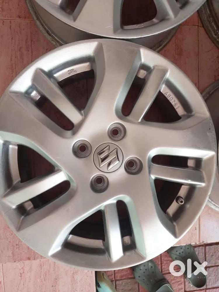 Swift  alloy wheels 15 inch original maruti