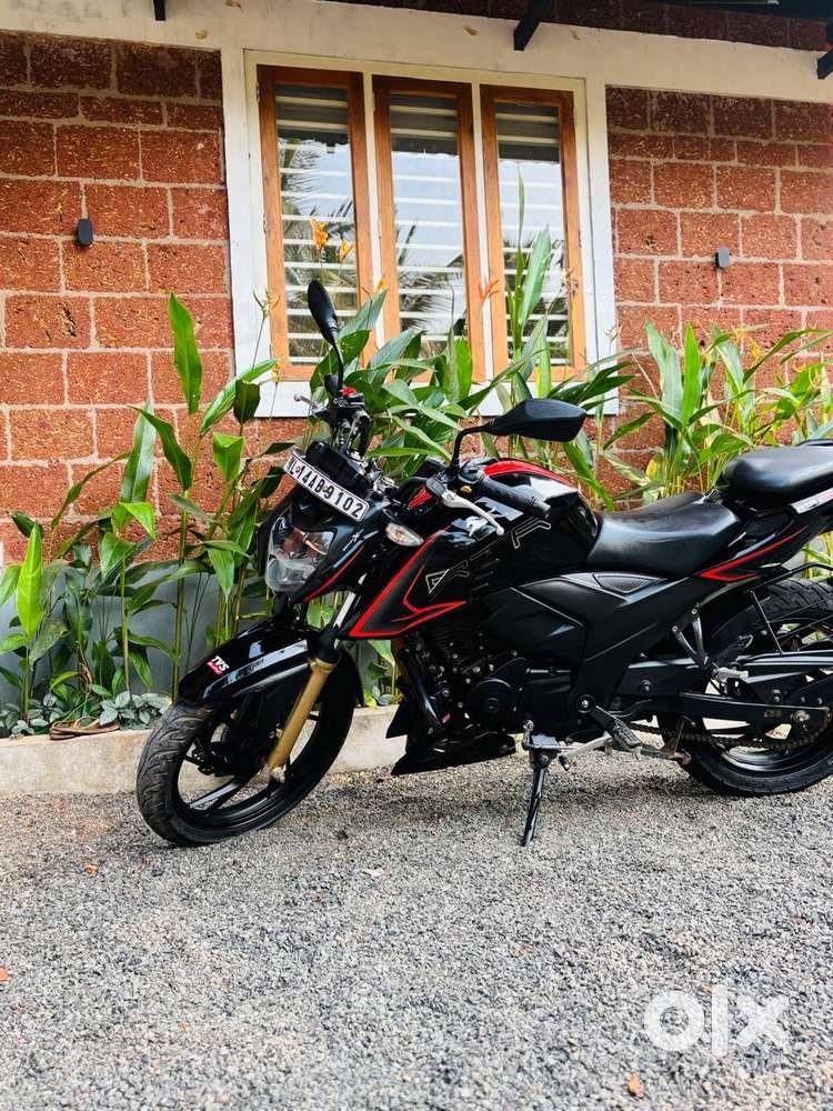 Apache RTR 200 4v.  2022 middle