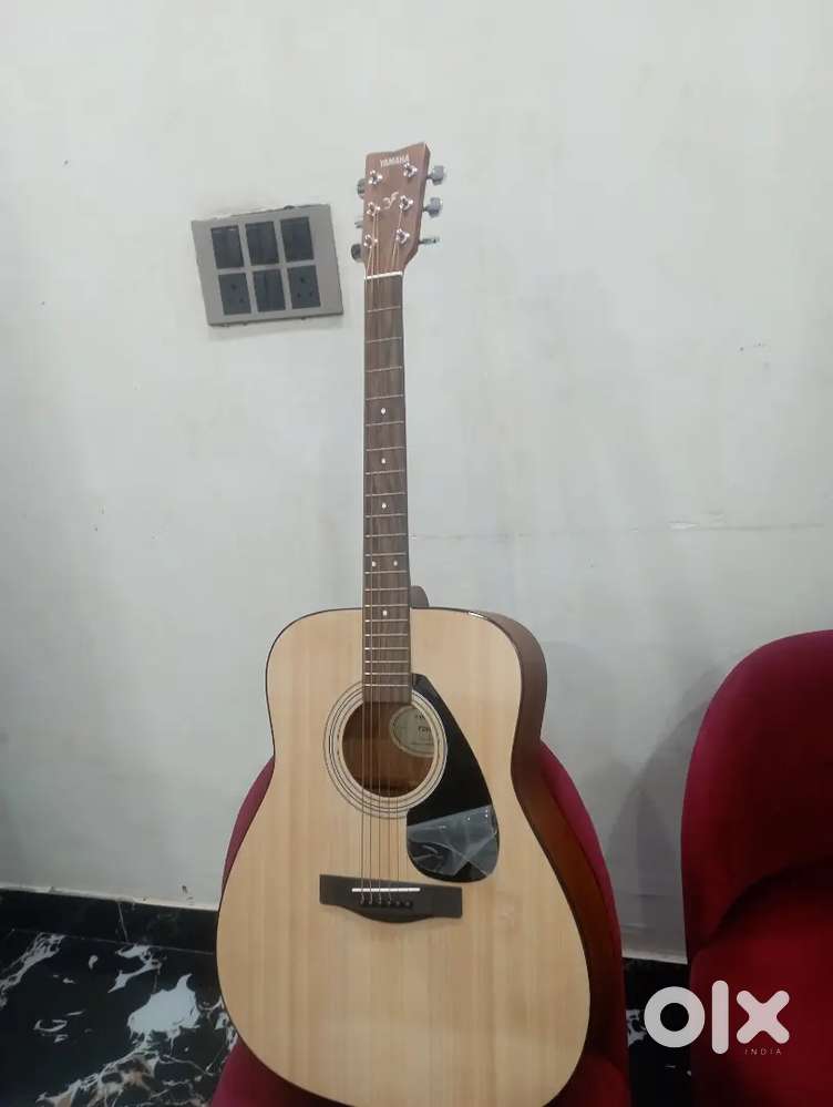 Yamaha F280 guitar