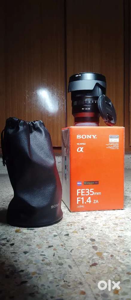 Sony zeiss 35mm 1.4 mint condition e-mount full frame lens..