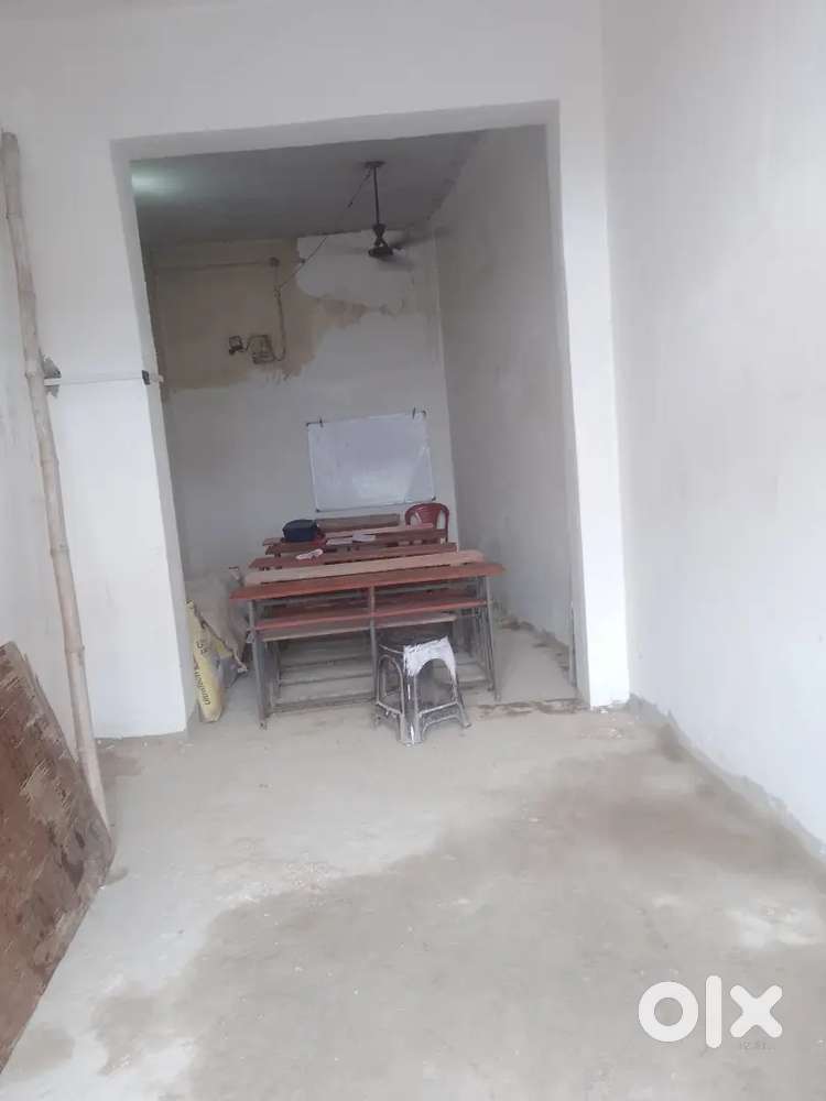 shop Hai Kisi ko bhi showroom  yeah otherwise  contact