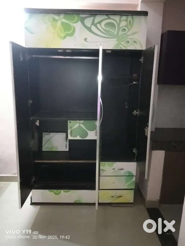 Wardrobe for sale at throwaway price