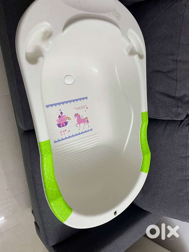 Baby bathing tub