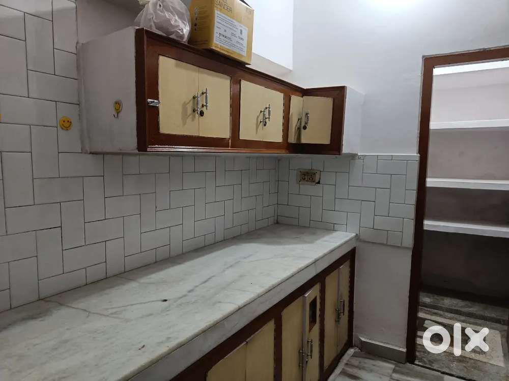 2 BKH  independent floor available for rent
