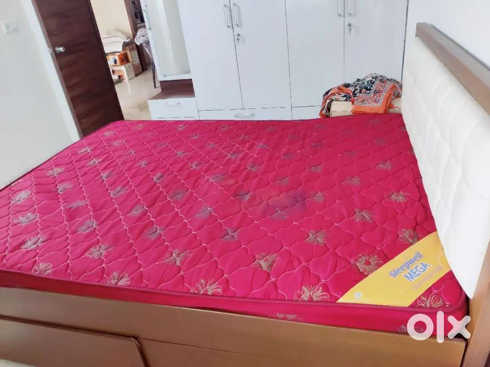 Queen bed with drawer and mattress