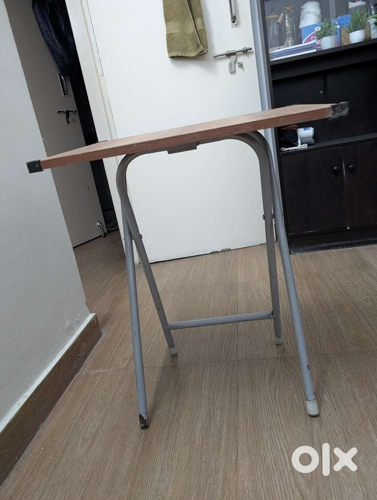 Dressing table and foldable table