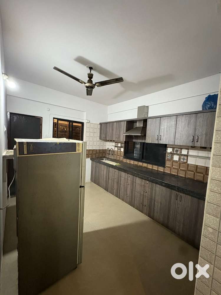 2 bhk flat well maintained and fully furnished