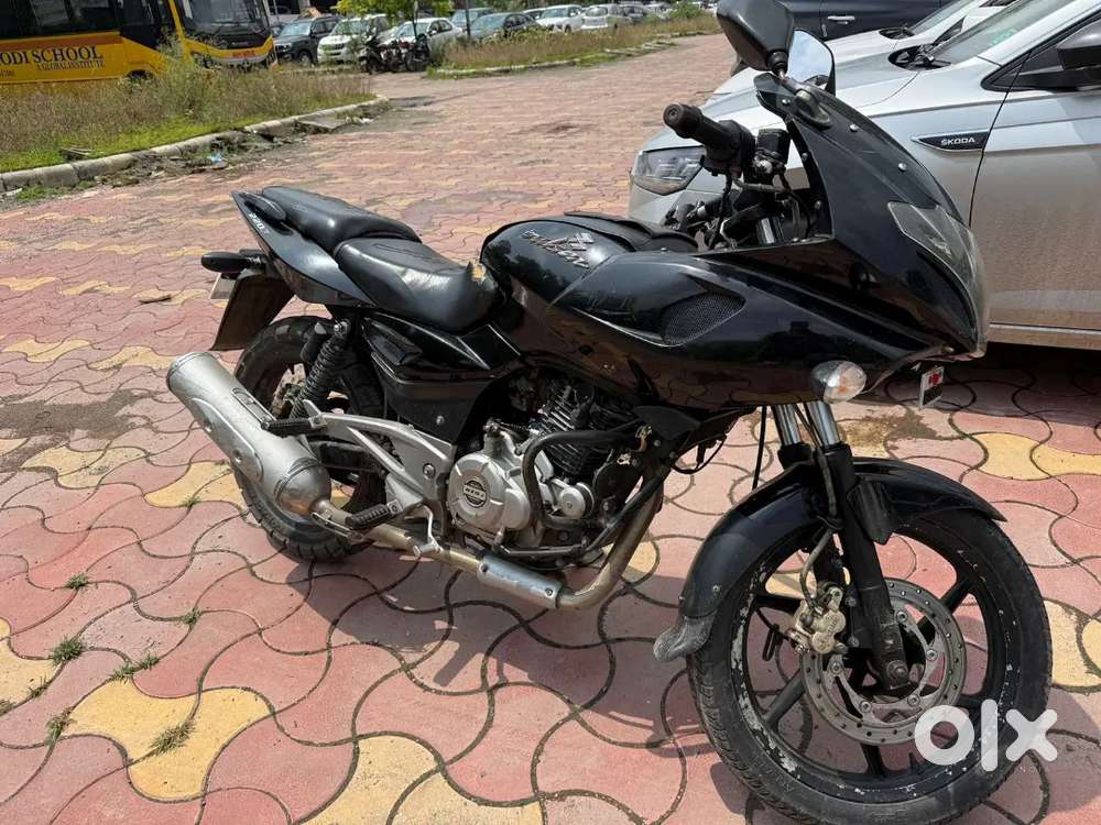 Bajaj Pulsar 220 f