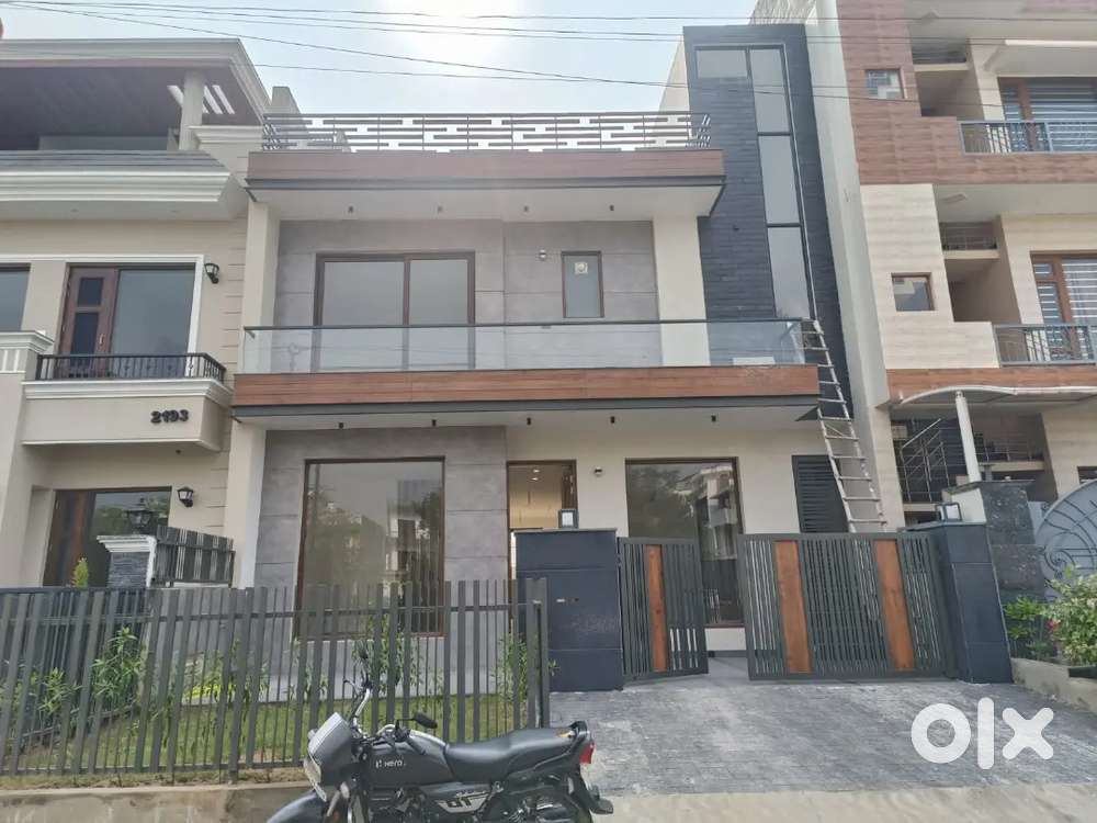 Park Facing Est Facing 5bhk duplex kothi ready to move available for s
