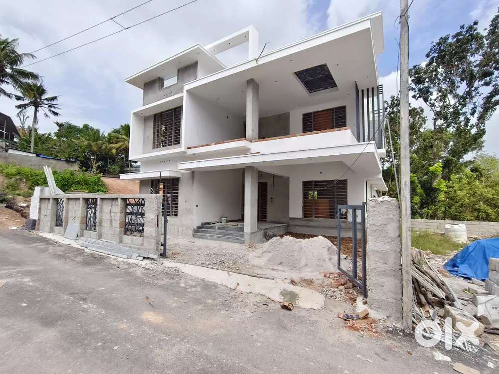 5.5 CENT 5 BHK RED BRICK VILLA CHANTHAVILA