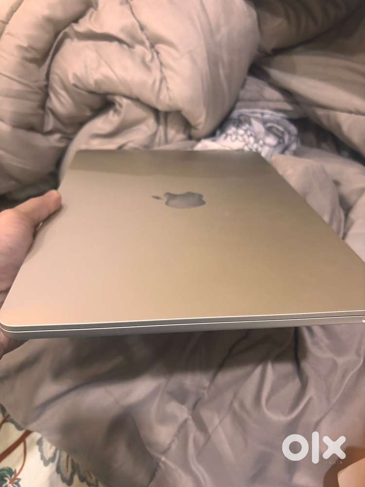 Macbook air m2 16 gb ,256 gb ssd