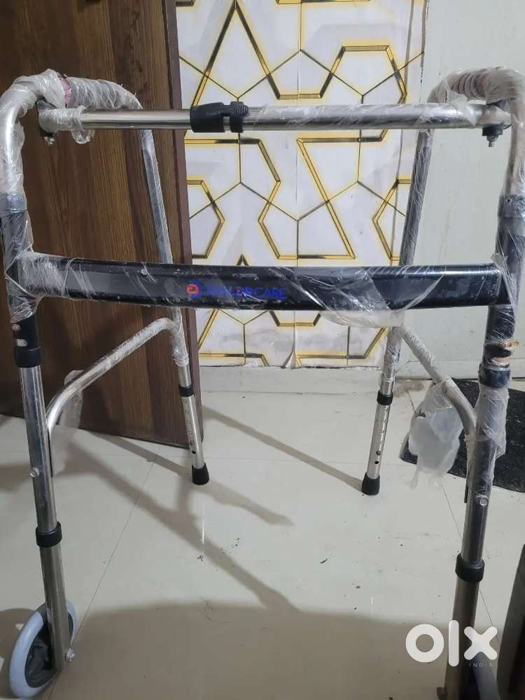 Walker with wheels for adults