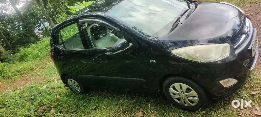 Hyundai i10 black .49000 km driven