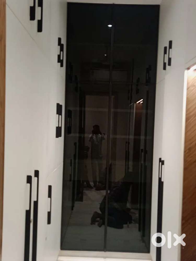 Aluminium fabrication worker