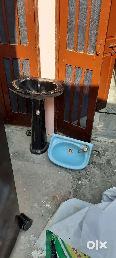 2 WASHBASINS With Tab