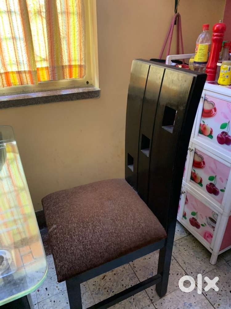 Almost New elegent 4 tea wood chairs