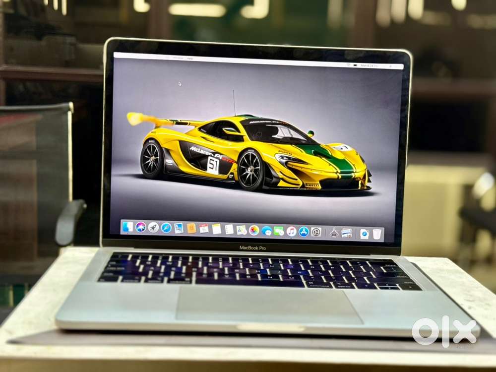 Silver MacBook Pro 13” i5 / 8GB / 256GB SSD  Touch Bar  2021