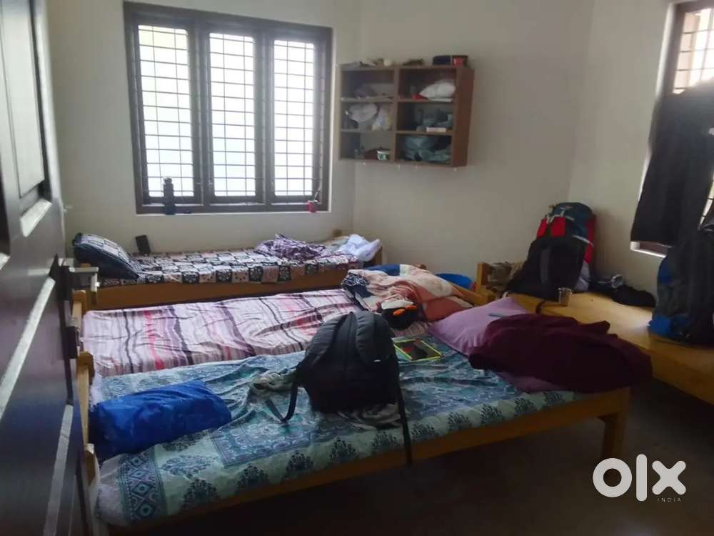 PG available in Forest E Lane , vazhuthacaud