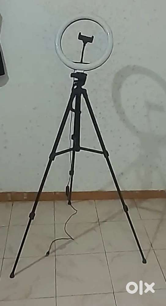 Tripod with ring light