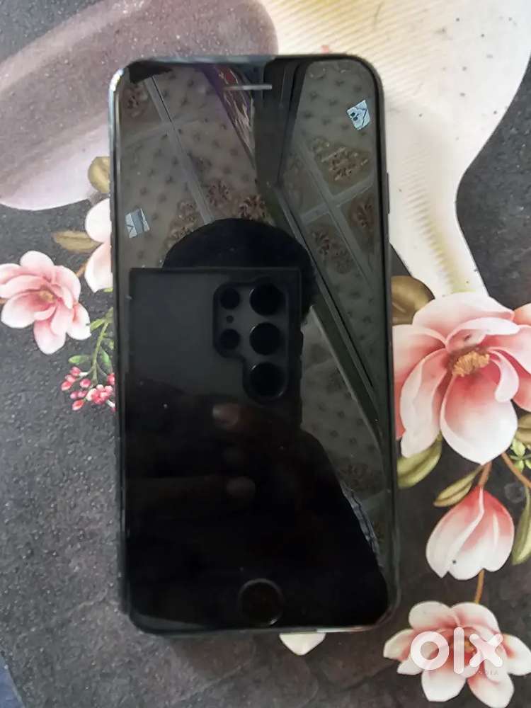 I phone 7.     32 GB
