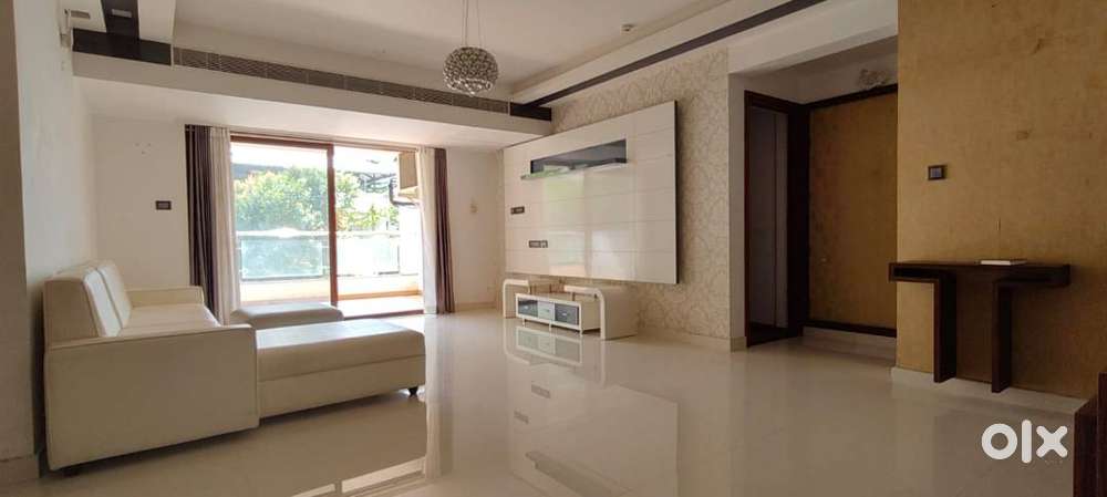 4 BHK POSH FLAT IN KURAVANKONAM 45000