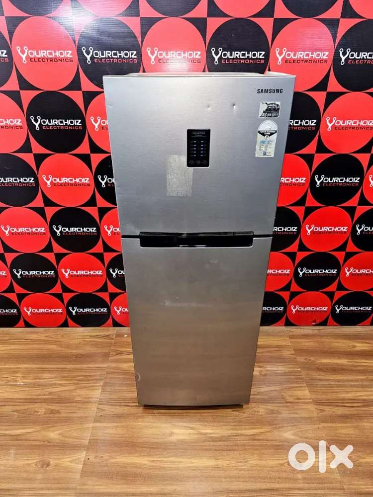 Double-door design – Separate fridge and freezer compartments