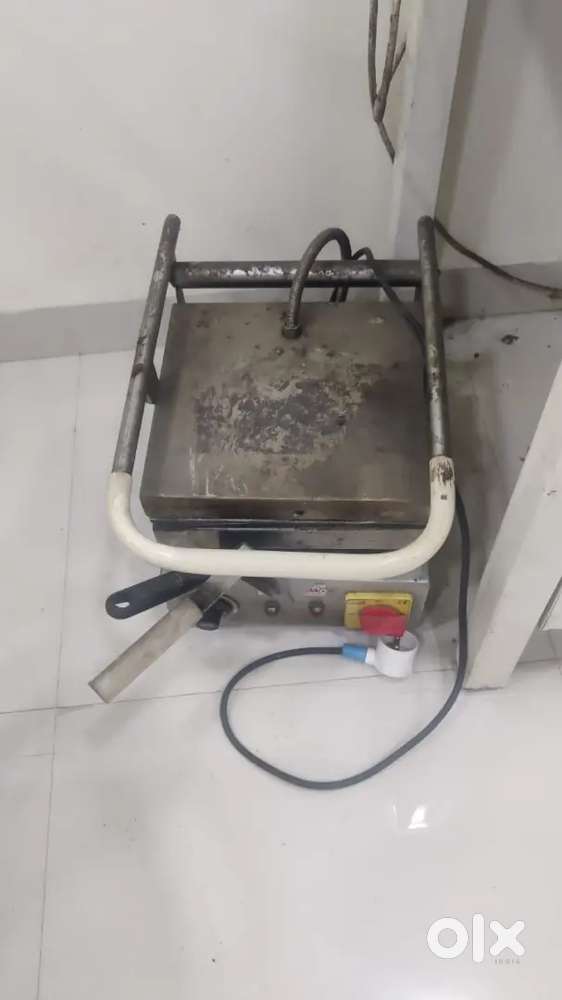 Cafe saman pizza oven fridge counter