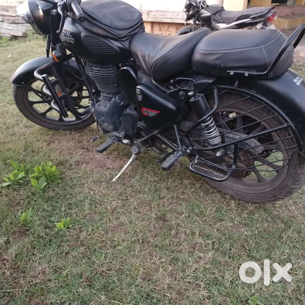 Royal Enfield Classic 350 (Dark Stealth black)