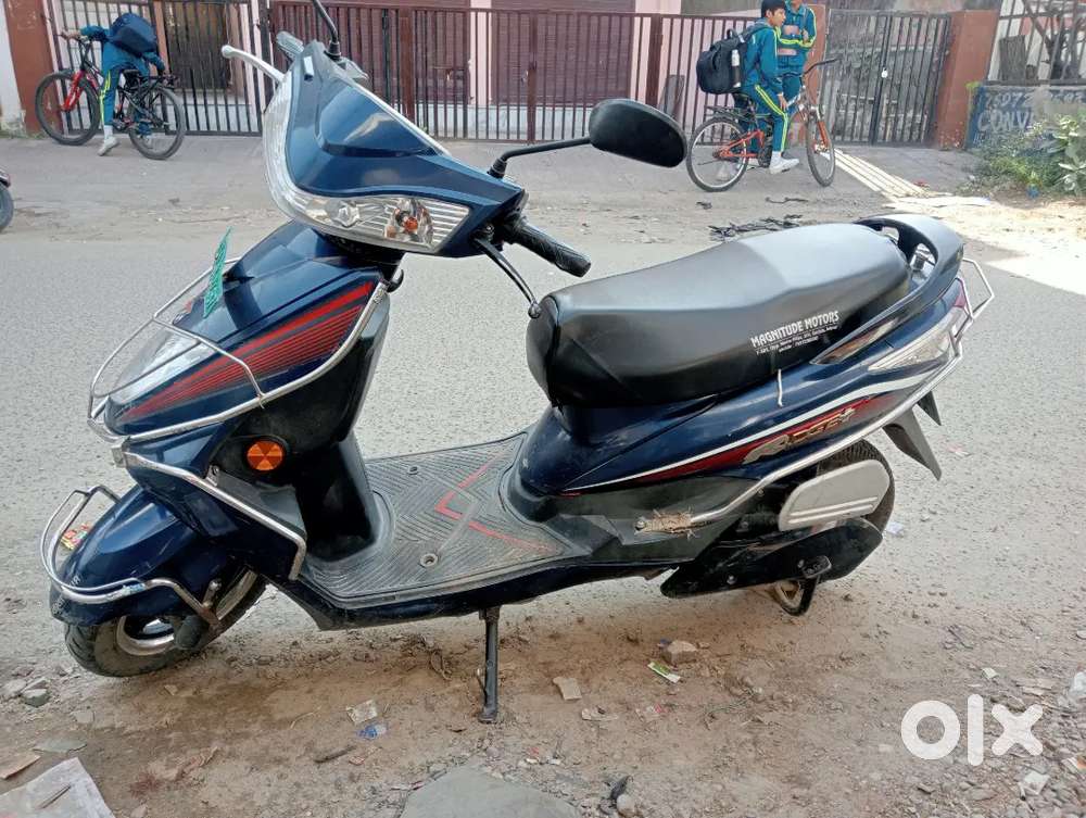 गाड़ी एकदम नई कंडीशन में है