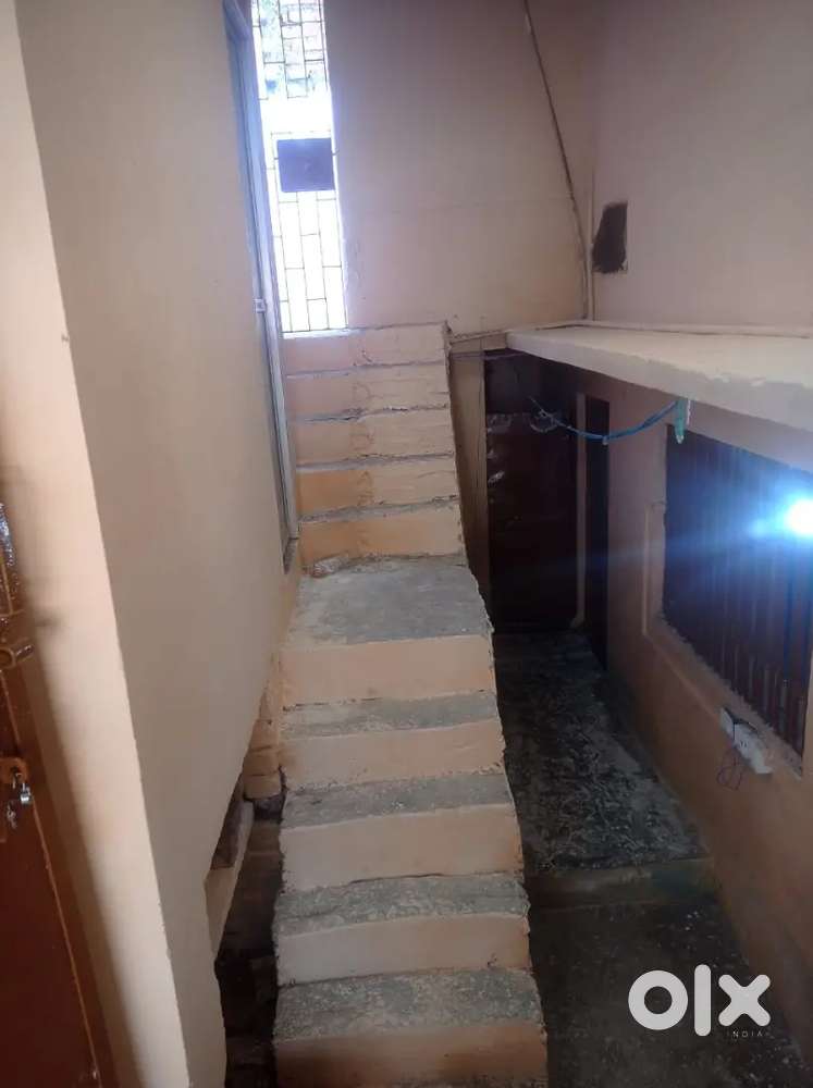 2bhk old flat call number message me milega