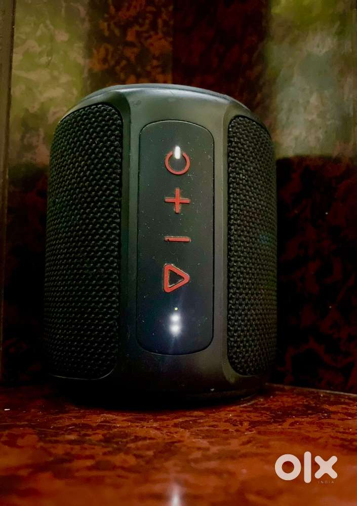 BOAT STONE 352  blue tooth speaker  black colour in good contion
