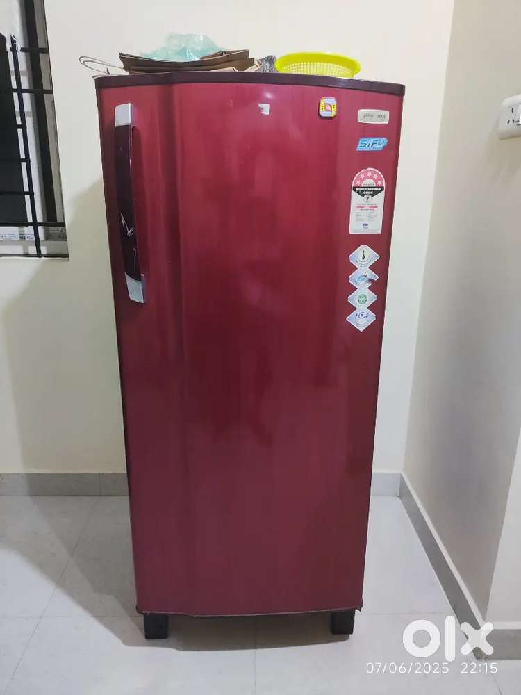 Godrej 5 star fridge at 2500₹, gas refilling required