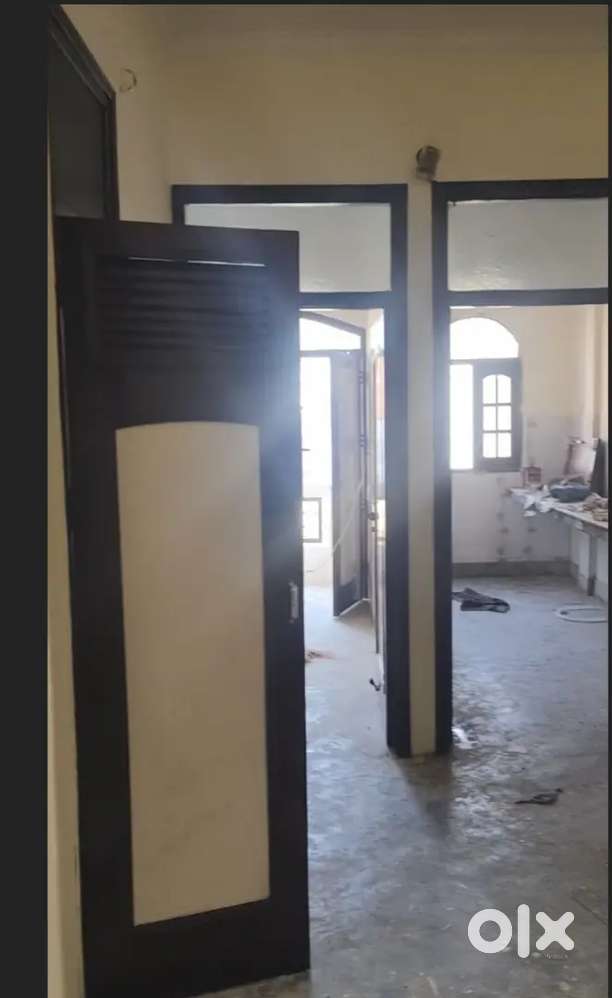 3 Rooms available for rent . Very Near to main sultanwind road