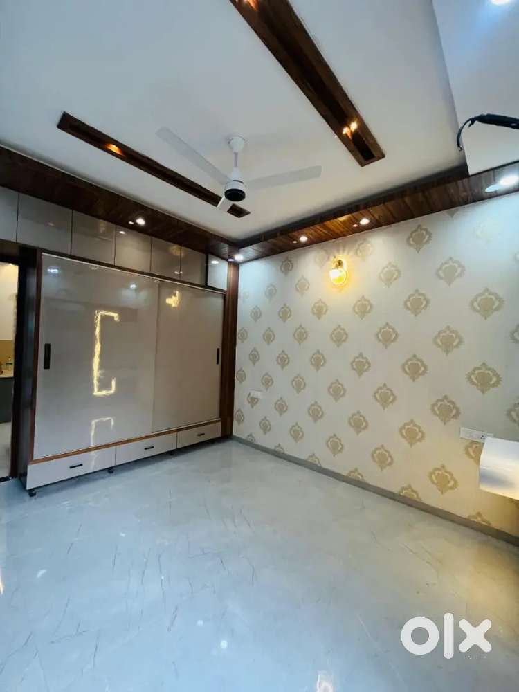 200Gaj 5BHK Luxurious House Near Airport Rd In Sec123 Sunny Enclave