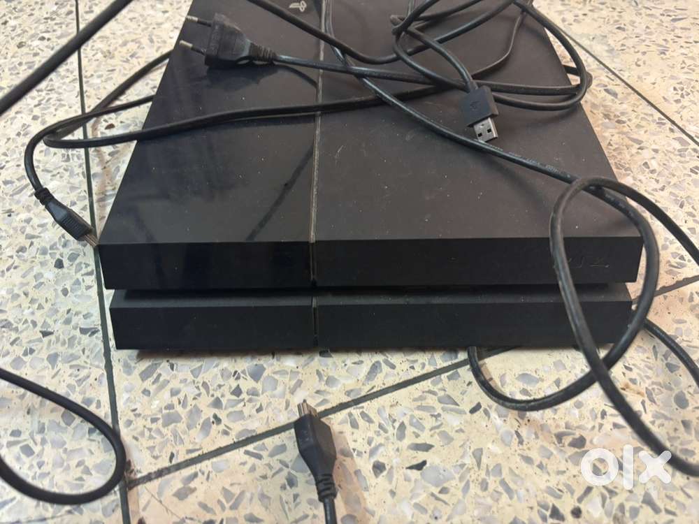 PS4 in working condition with camera and controller on sale