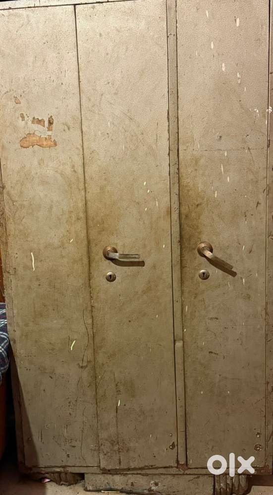 Almirah , 6 feet thoda  repair ka kaam hoga