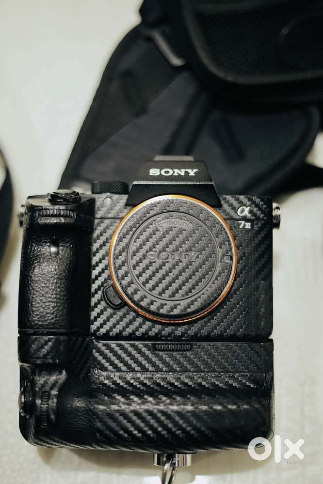 Sony A7 III - Mint condition , Battery Grip + 3 Battries!