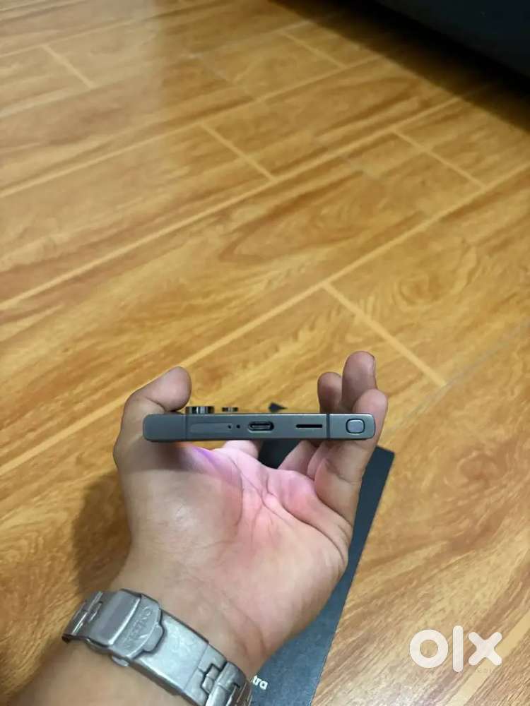 Samsung galaxy s24 ultra with all accessories