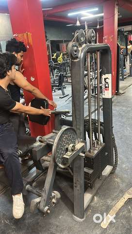 Leg extension chest press sholder fly